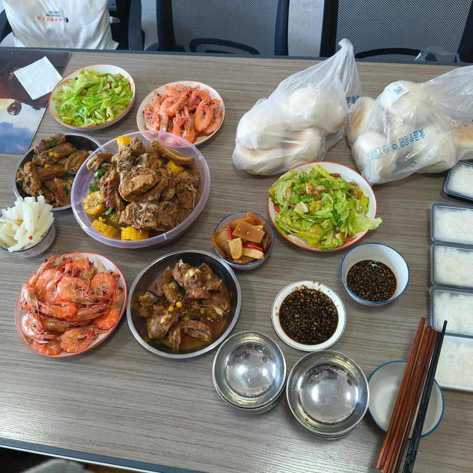 Bosses ແຕ່ງກິນເຂົ້າທ່ຽງອາຫານທ່ຽງສໍາລັບທຸກຄົນ!