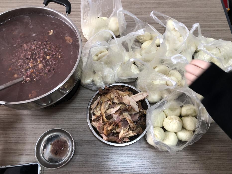 ພະນັກງານ Zemeijia ສະເຫຼີມສະຫຼອງງານບຸນ Laba